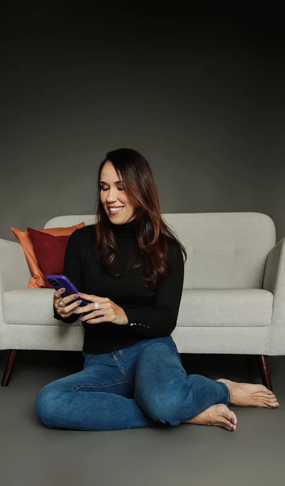 Maria Fernanda usando o celular durante uma pausa