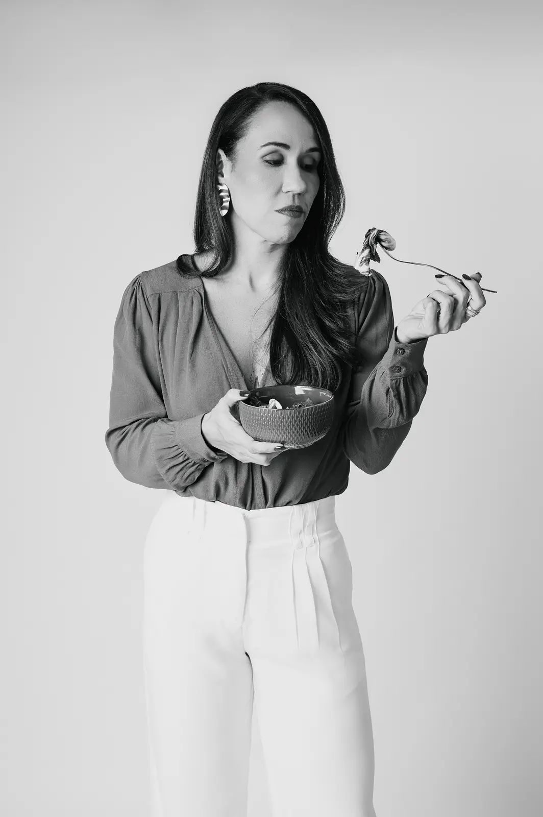 Maria Fernanda com uma tigela de comida nas mãos