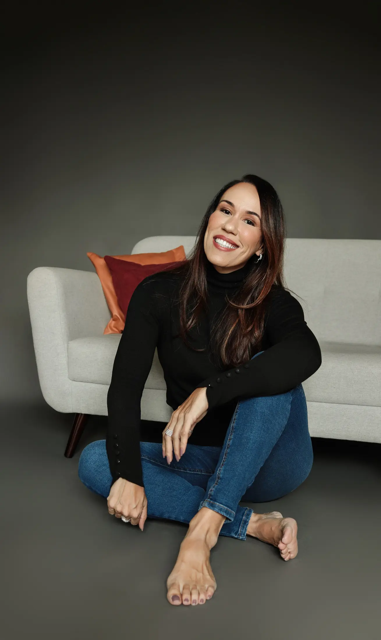 Maria Fernanda sentada, sorrindo para a câmera